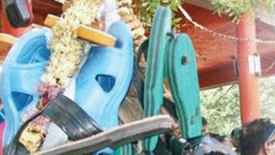 जाने क्यों इस मंदिर में चढ़ाई जाती है चप्पलों की माला !