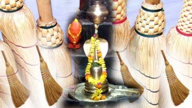 एक अजीब मंदिर जहाँ शिवजी पर चढ़ाई जाती हैं झाडू
