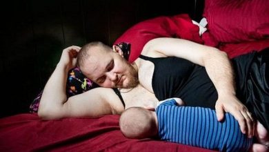 ट्रांसजेंडर पुरुष बना माँ, अपने बच्चे को पिला रहा दूध