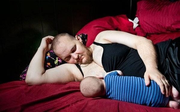 ट्रांसजेंडर पुरुष बना माँ, अपने बच्चे को पिला रहा दूध