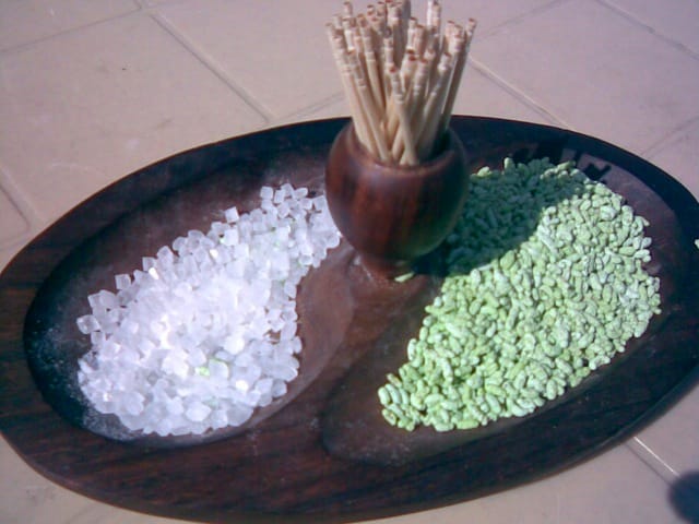 खाने के बाद होटल में क्यों दी जाती है सौंफ और शुगर