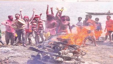 यहां चिता की भस्म से खेली जाती है होली, लोग देखकर हो जाते हैं चकित