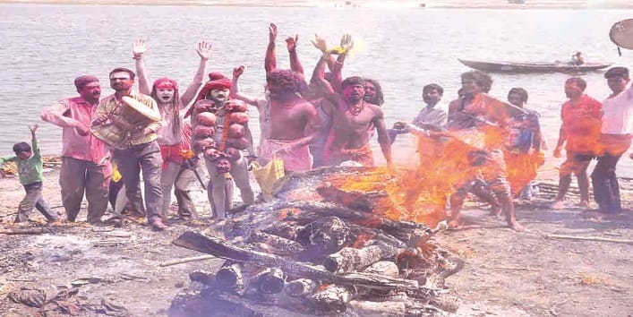 यहां चिता की भस्म से खेली जाती है होली, लोग देखकर हो जाते हैं चकित