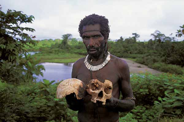 इंसानों को भी मारकर खा जाती है ये नरभक्षी जनजाति!