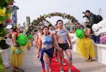 अनोखी शादी अजीब जोड़े! शरीर पर कपड़े कम कलर ज्यादा देखे फोटोज