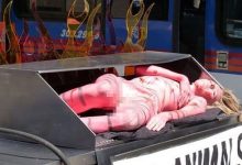 बीच सड़क पर आग में भूनी जा रही थीं लड़कियां, देखते ही उड़ गए लोगों के होश