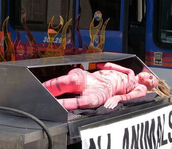 बीच सड़क पर आग में भूनी जा रही थीं लड़कियां, देखते ही उड़ गए लोगों के होश