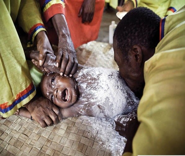 अंधविश्वास से भरे हैं ये 11 देश बच्चों से लेकर डेड बॉडी तक खा जाते हैं ये लोग!