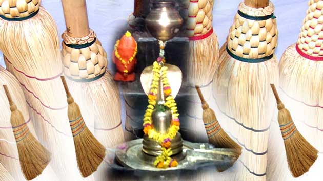 एक अजीब मंदिर जहाँ शिवजी पर चढ़ाई जाती हैं झाडू