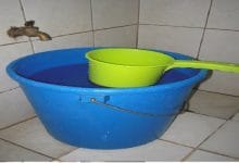 बाथरूम में इस प्रकार रखें नीली बाल्टी,सवर जाएगी किस्मत